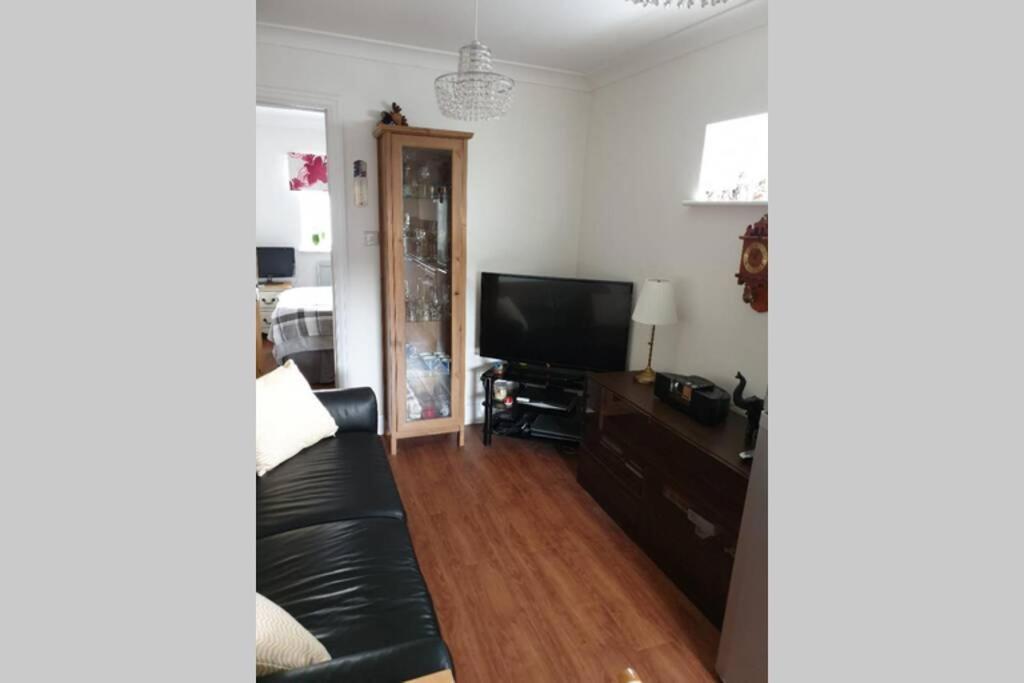 A Home Away From Home With A Big Welcome Erith Bagian luar foto