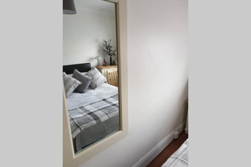A Home Away From Home With A Big Welcome Erith Bagian luar foto