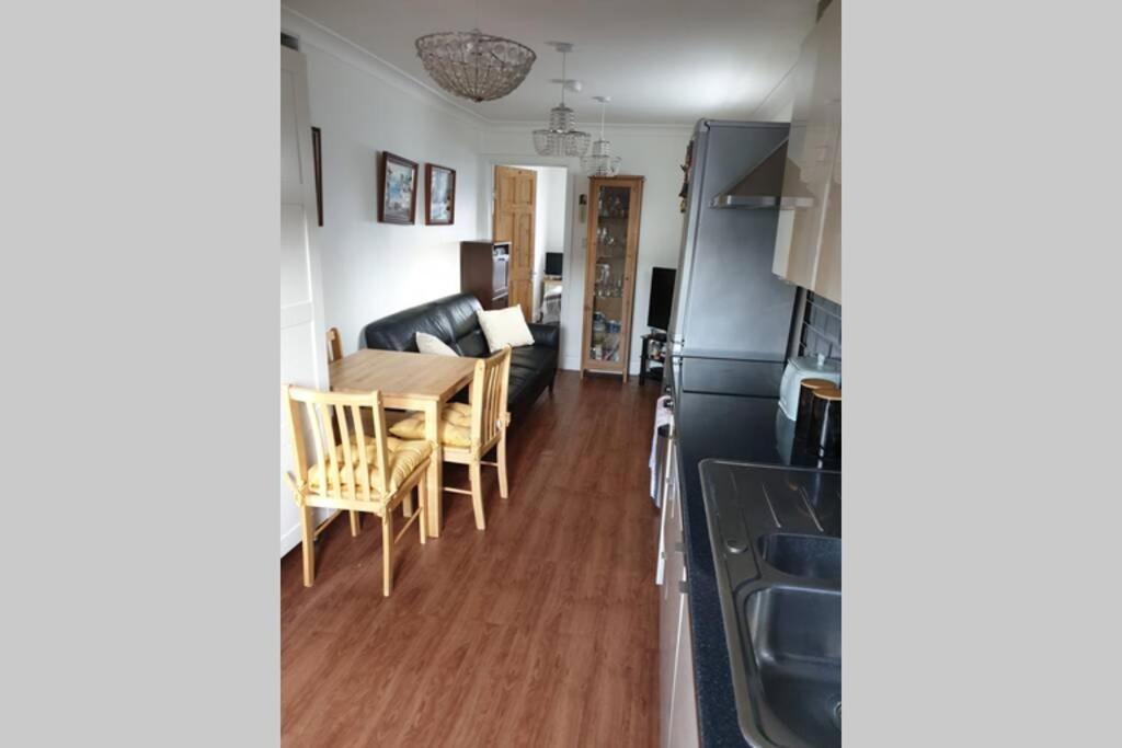 A Home Away From Home With A Big Welcome Erith Bagian luar foto